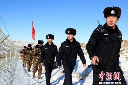 中国侨网新疆阿勒泰边境管理支队吉木乃县边境管理大队民警在边境一线巡边踏查。　王友波　摄