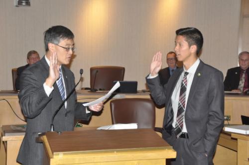 中国侨网方友明（右）在前市长李洲晓与父母的见证下宣誓，成为桑市史上第三位亚裔市议员，也是桑市历年来最年轻的市议员。（美国《世界日报》/林亚歆 摄）