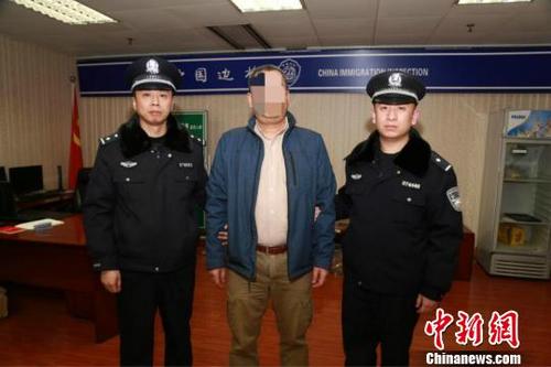中国侨网图为犯罪嫌疑人高某明回国自首。张家口公安局供图
