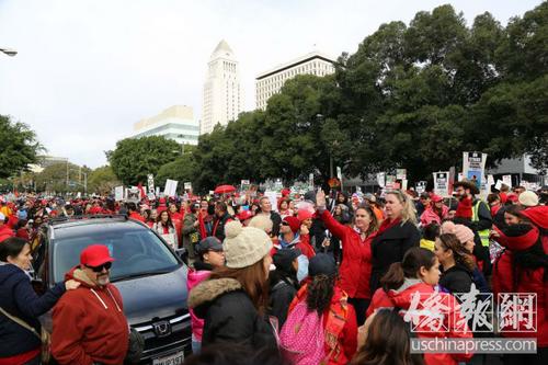中国侨网一街上的示威人群已把道路塞得水泄不通。(美国《侨报》/高睿 摄)