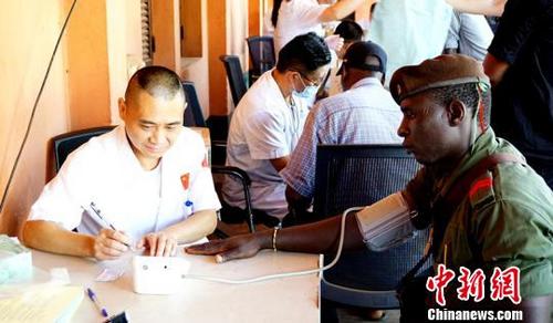 中国侨网汪辉德为当地军人诊疗。 钟欣 摄