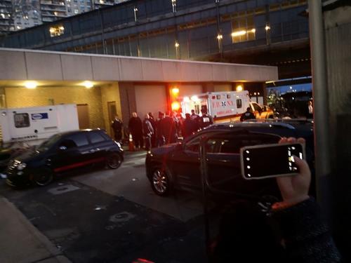 中国侨网纽约布鲁克林中餐馆锤杀案凶嫌,被警方捆绑在担架上送医,进行精神鉴定。(美国《世界日报》/黄伊奕 摄)