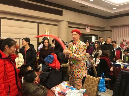 中国侨网纽约华人社团联席会举办第四届迎新春民俗文化节,图为表演者为小朋友捏气球。(美国《世界日报》/牟兰 摄)