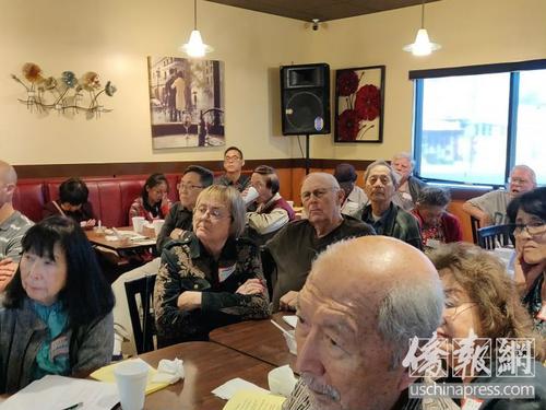 中国侨网梅元宇(Eugene Moy)主讲 “1869 中国工人完成跨横贯大陆铁路”讲座。(美国《侨报》/李青蔚 摄)
