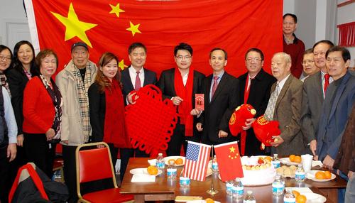 中国侨网当地时间1月23日开始,中国驻芝加哥代总领事刘军一行踏冰雪,冒严寒,顶着刺骨的冷风在南北华埠走访侨社贺年。图为在芝加哥海晏公所,刘军代总领事、黄黎明副总领事、卢晓晖侨务组长等与公所主席陈嘉钊等侨社代表合影。(《芝加哥华语论坛》)