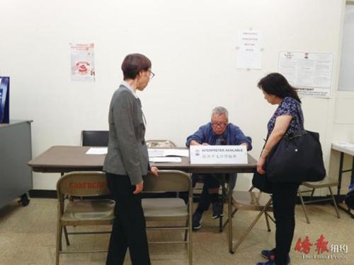 中国侨网 孔子大厦投票站的中文口译员在2018年9月的初选中，为华裔选民提供语言帮助。 （尹英姿摄）