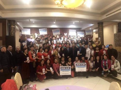 中国侨网纽约布鲁克林华人社区助选支持唯一的华裔参选人余炳文。(美国侨报网)