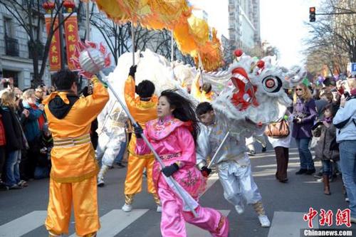 中国侨网资料图：海外华人欢度春节。图为华裔少女与同伴进行传统的舞龙表演。(图文无关)中新社发 龙剑武 摄