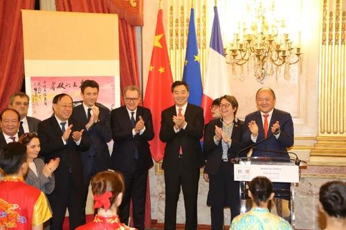 中国侨网中国商务部副部长王炳南、法国总理府兼政府发言人格里沃、费朗议长、翟隽大使、博纳尔副议长、陈文雄主席等观看武术演出。(图片来源:法国《欧洲时报》 黄冠杰/摄)
