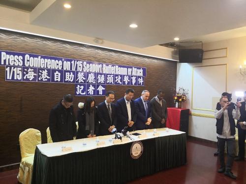 中国侨网潘子锦(左一起)、吴孟琳、马超、陈善庄、崔马克等人在为海港城凶案死者默哀。(美国《世界日报》/黄伊奕 摄)