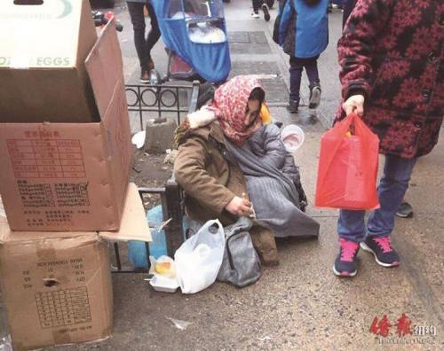 中国侨网多名外族裔女子八大道带娃乞讨，引社区担忧。（美国《侨报》）