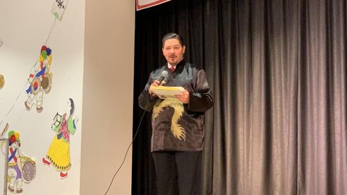 中国侨网纽约市教育总监卡兰扎向203小学为他编演歌曲表达感谢,表示农历新年庆祝活动已成为各族裔共庆的重大节日。(美国《世界日报》/赖蕙榆 摄)
