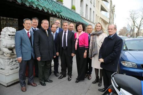 中国侨网萨科齐、上塞纳省耐依市国会议员与法亚共和联盟代表合影。（法国《欧洲时报》/叶葱 摄）