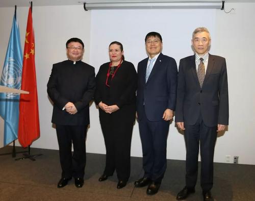 中国侨网沈阳代表、 阿拉维大会主席、李炳铉执行局主席、曲星副总干事(从左至右)在招待会上。(图片来源:法国《欧洲时报》 黄冠杰/摄)