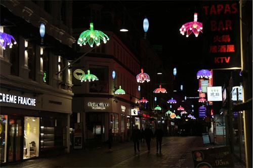 中国侨网璀璨夺目的中国彩灯把哥本哈根步行街点缀得满天星灿