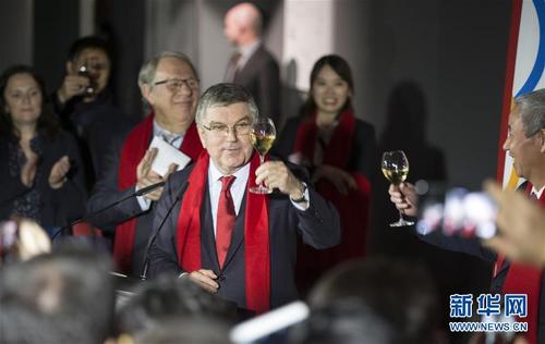 中国侨网2月4日,国际奥委会主席巴赫在“中国红”新春系列活动中祝酒。当日,“中国红”新春系列活动在位于瑞士洛桑的奥林匹克博物馆正式拉开帷幕,国际奥委会主席巴赫出席并与百余名瑞士华人华侨共同庆贺中国新年。新华社记者徐金泉摄