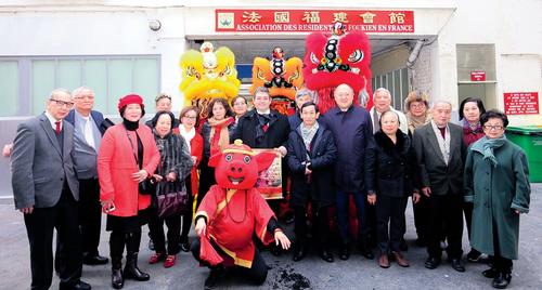 中国侨网顾梅区长、陈文雄议员、拉威尔副区长在福建会馆观看舞狮采青。(图片来源:欧洲时报 黄冠杰 摄)