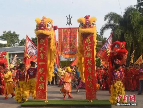 中国侨网2月4日，除夕，柬埔寨华侨华人舞狮团来到中国驻柬大使馆舞狮拜年。中新社记者 黄耀辉 摄