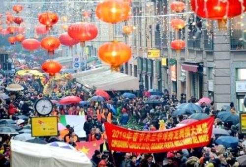中国侨网米兰华侨华人春节彩妆舞龙舞狮大巡游活动现场。(图片来源:欧联网)