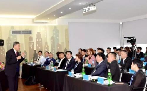 中国侨网中国人民大学经济院原院长、欧洲华商商学院院长黄卫平为青年华商授课。(图片来源:欧联网)