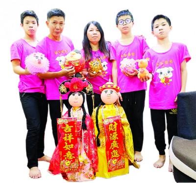 中国侨网大马华人一家分别展示手工成品。 (马来西亚光华网/翁逸华 摄)