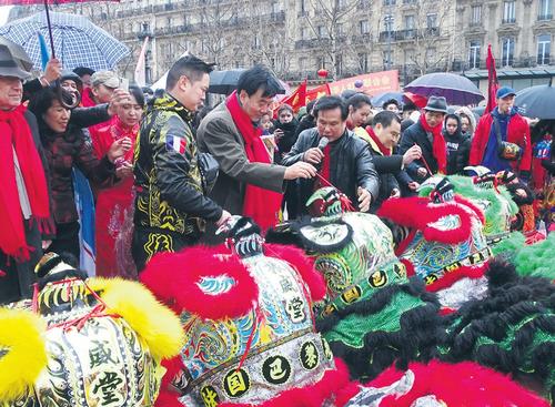 中国侨网中国驻法国使馆大使翟隽为舞狮点睛。(欧洲时报/张雨滴 摄)