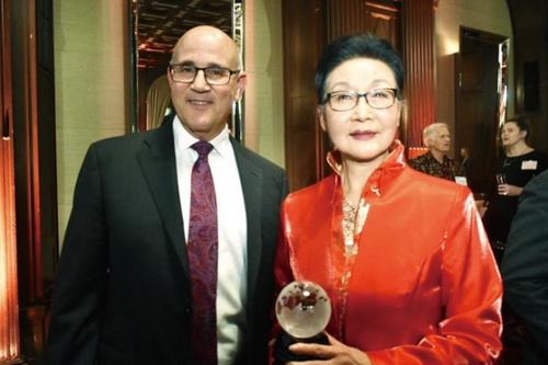 中国侨网湾区协会执行长总裁温德曼(左)为方李邦琴(右)颁发“全球领导力奖”。(美国《世界日报》/黄少华 摄)