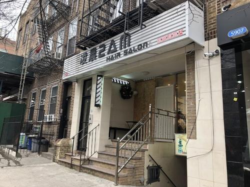 中国侨网位于7大道的华裔经营理发店12日遭一群华裔男子闹事。(美国《世界日报》/颜洁恩 摄)