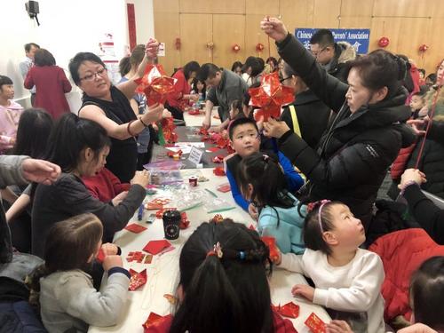 中国侨网做灯笼活动吸引众多小朋友和家长。(美国《世界日报》/朱蕾 摄)