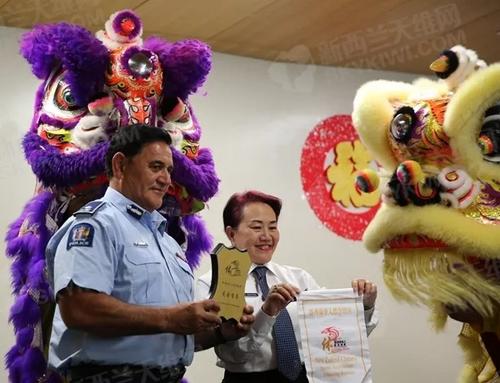 中国侨网新西兰警队副警察署长Wallace Haumaha和Jessica潘。(新西兰天维网微信公众号图片)