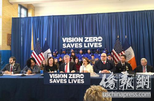 中国侨网纽约市长白思豪19日在布鲁克林戴克高地宣布了新的“零死亡愿景”计划，布鲁克林华社交通事故频发街道列整改之列。(美国《侨报》/崔国萁 摄)