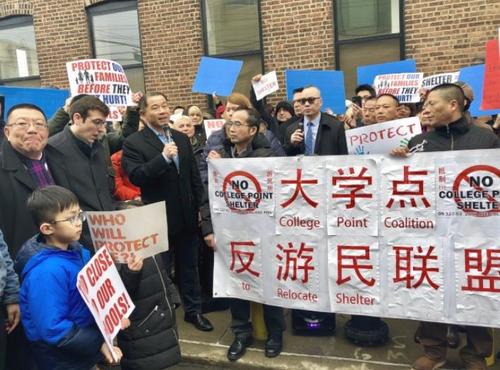 中国侨网刘醇逸(发言者)、罗森塔尔等加入反对“大学点游民收容所”集会。(记者朱蕾/摄影)