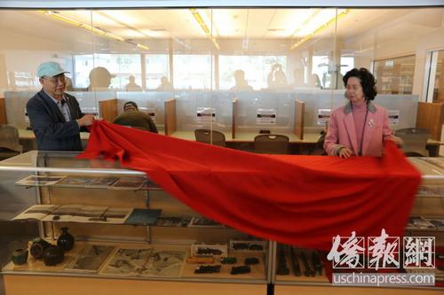 中国侨网陈灿培(左)华工修建美国铁路血汗史图物展揭幕。(美国《侨报》记者高睿摄)