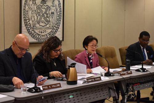 中国侨网市议会老人委员会主席陈倩雯(右二)27日呼吁,市府应将允诺、作为改善老人中心餐点、增加员工薪资之用的1000万美元,编列在2020财年预算中。(美国《世界日报》/颜嘉莹 摄)