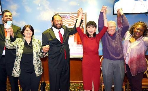 中国侨网谭秋晴(右三)与联邦众议员Al Green(右四)、斯坦福市长史卡西拉(右二)等携手向选民致意。(美国《世界日报》/贾忠 摄)