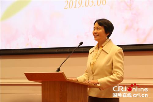 中国侨网中国驻法国大使夫人王新霞参赞致辞。