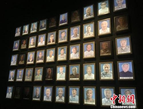 中国侨网生命之灯逐渐熄灭的南京大屠杀幸存者照片墙。　申冉　摄