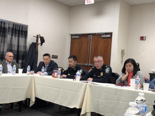 中国侨网美国波士顿A-1分局局长梅志强(右二)在华埠治安会上汇报上月华埠治安状况。(美国《世界日报》/刘晨懿之 摄)