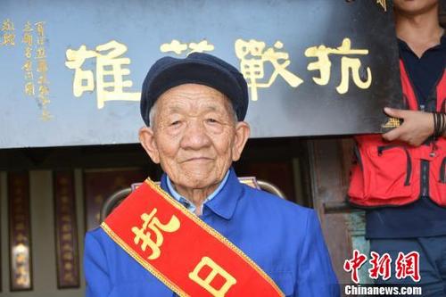 中国侨网图为李文德生前照片。关注黔籍抗战老兵志愿者慰问团供图