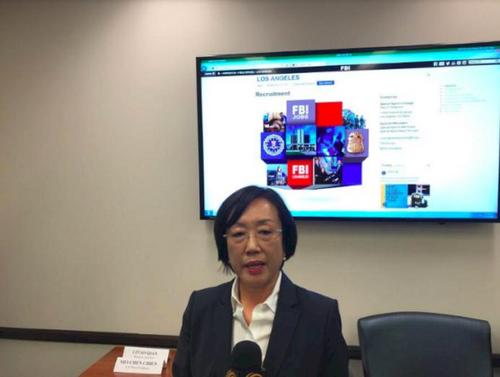 中国侨网FBI小区联络专员Kye Ko介绍招聘活动。（美国《世界日报》/张越 摄）