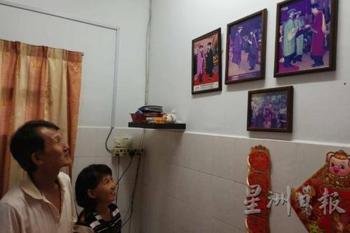 中国侨网看着挂在墙上的儿女大学毕业照，昔日的辛苦都是值得的。（马来西亚《星洲日报》）