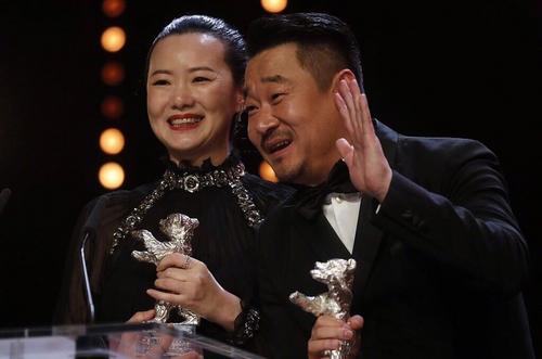 中国侨网第69届柏林电影节上，中国演员王景春、咏梅凭借《地久天长》获得最佳男主角、最佳女主角银熊奖。