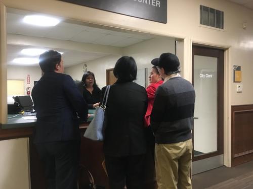 中国侨网反大麻团体“大圣盖博谷拯救小区基金会”联合前艾市政府书记官Jonathan Hawes递交针对第二、三处大麻工厂建案的公投(Referendum)申请。(美国《世界日报》/林佩锦 摄)