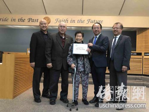 中国侨网蒙市政府向百岁华人义工邓黄少英颁发表彰状。（美国《侨报》/翁羽 摄）