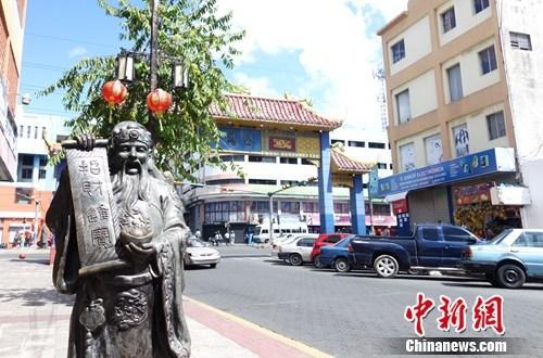 中国侨网    当地时间3月24日，在多米尼加首都圣多明各，“招财进宝”财神雕像竖立在“唐人街”街头。这里分布着数百家华人店铺、商场和中餐馆，是旅居多米尼加华侨华人的主要聚集地。 莫成雄 摄