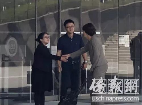 中国侨网王祖磊（中）的母亲（左）和辩护律师玛丽琳在美国联邦法院大楼外握手告别。（美国《侨报》/高睿 摄）
