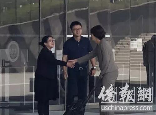 中国侨网王祖磊(中)的母亲(左)和辩护律师玛丽琳在美国联邦法院大楼外握手告别。(美国《侨报》/高睿 摄)