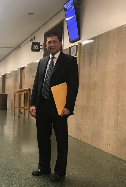 中国侨网曾被攻击致昏迷的华裔警佐关宇荣到法庭作证。(美国《世界日报》/李秀兰 摄)