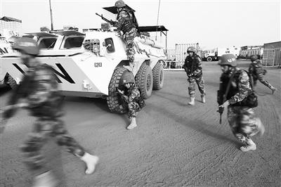 中国侨网上图:维和官兵进行营区安全防卫演练。