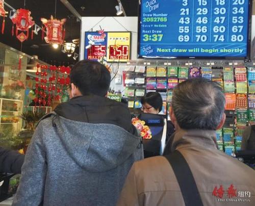 中国侨网27日八大道上的一些出售彩票的杂货店里人头攒动。（美国《侨报》/崔国萁 摄）